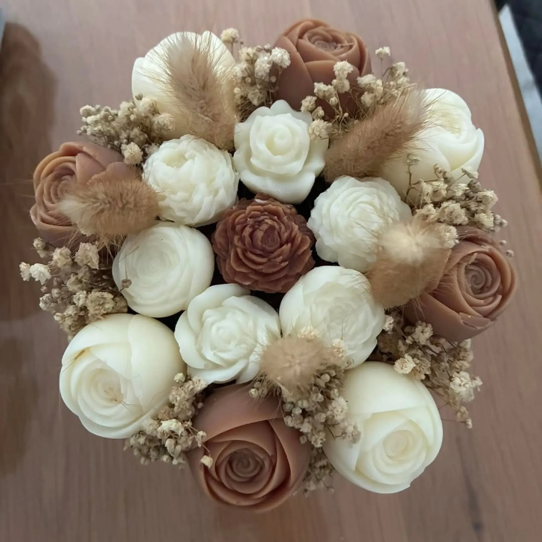 Bouquet rond de fleurs de cire en camaïeu brun et taupe, avec pampas et gypsophile
