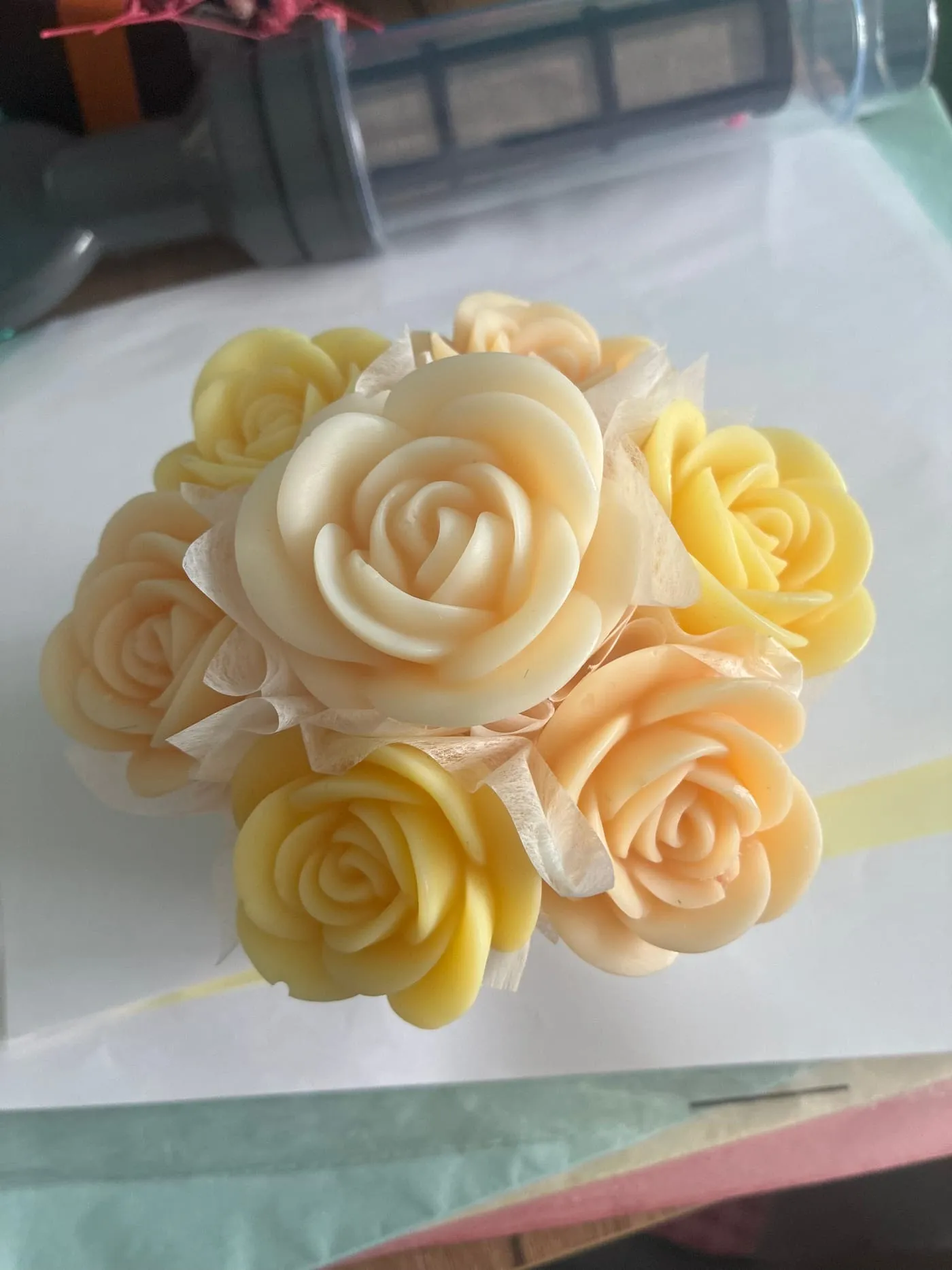 Bouquet de roses de cire jaune et crème