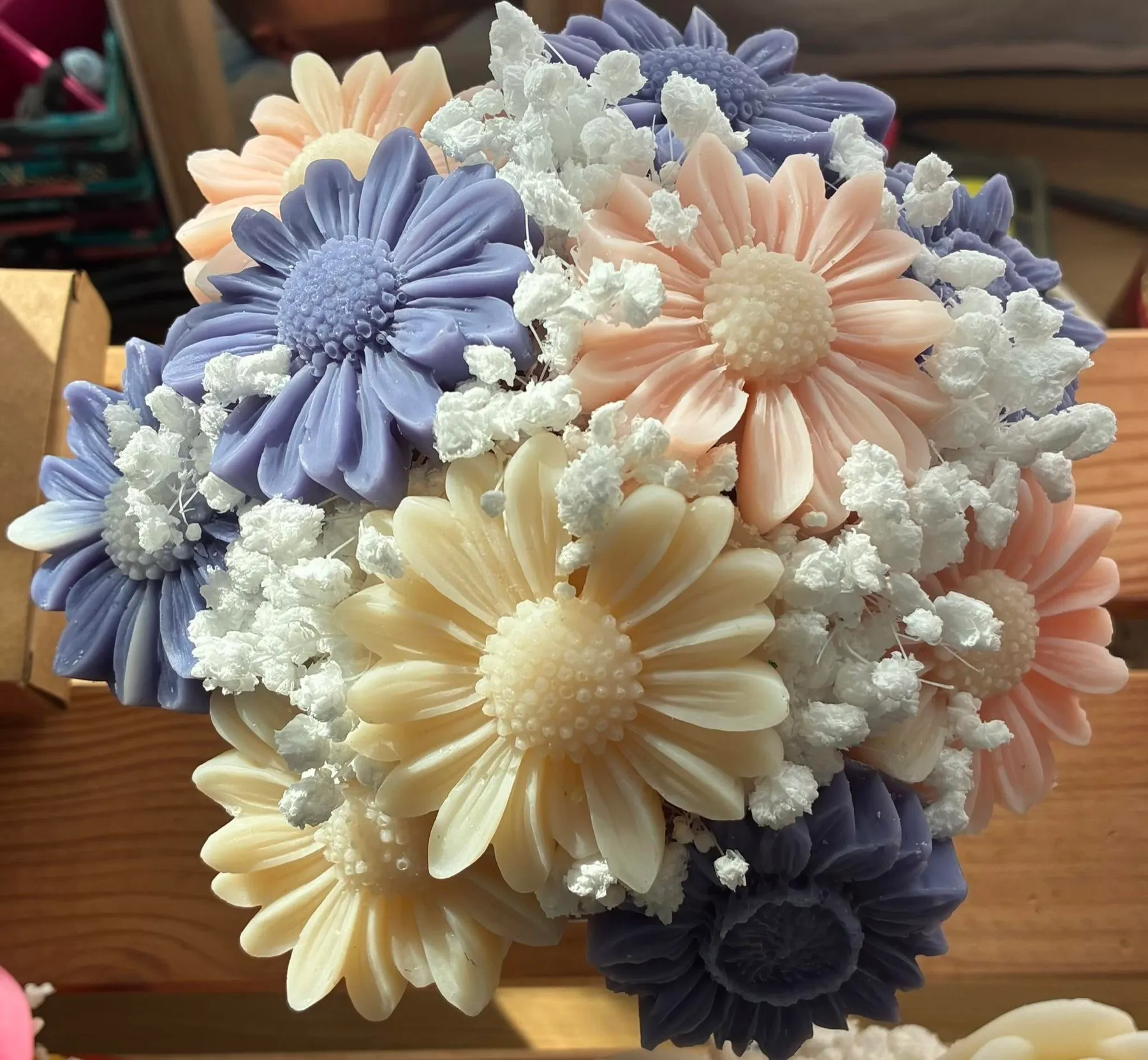 Bouquet de fleurs de cire en camaïeu bleu lavande et rose poudré