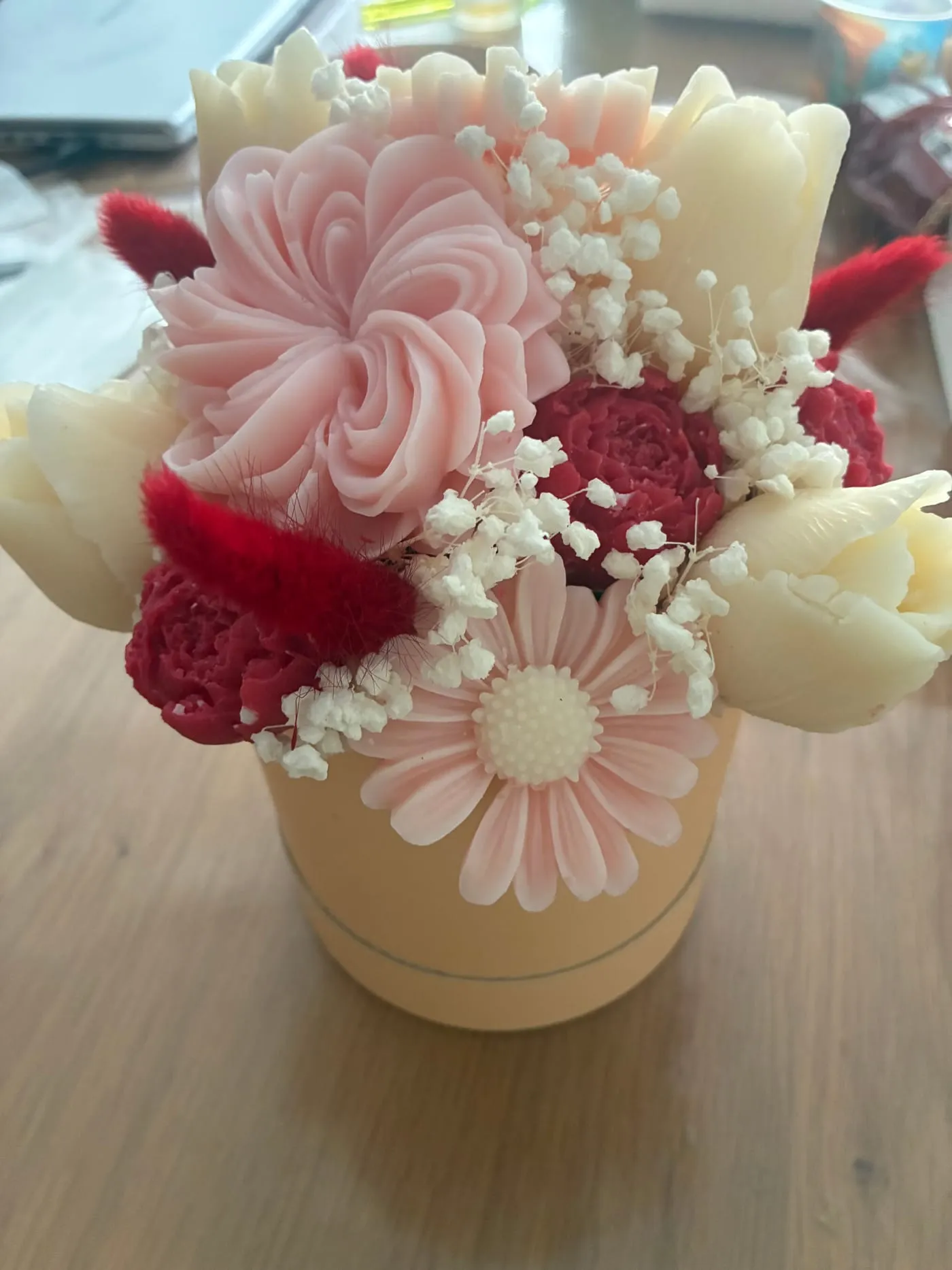 Détail rapproché d’un bouquet de fleurs de cire rose, rouge et blanc