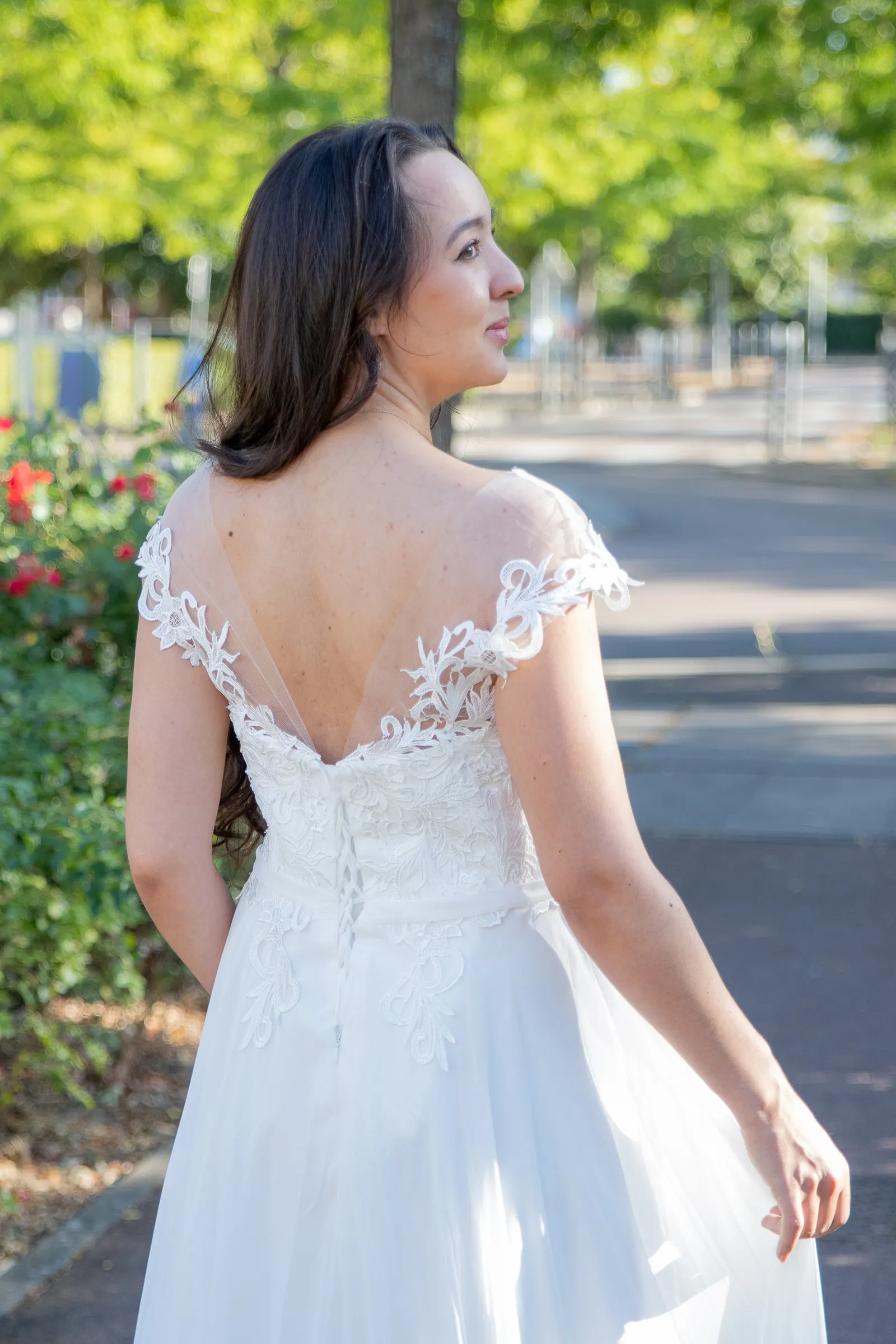 Robe de mariée bustier en dentelle illusion, vue de dos, essayage en extérieur