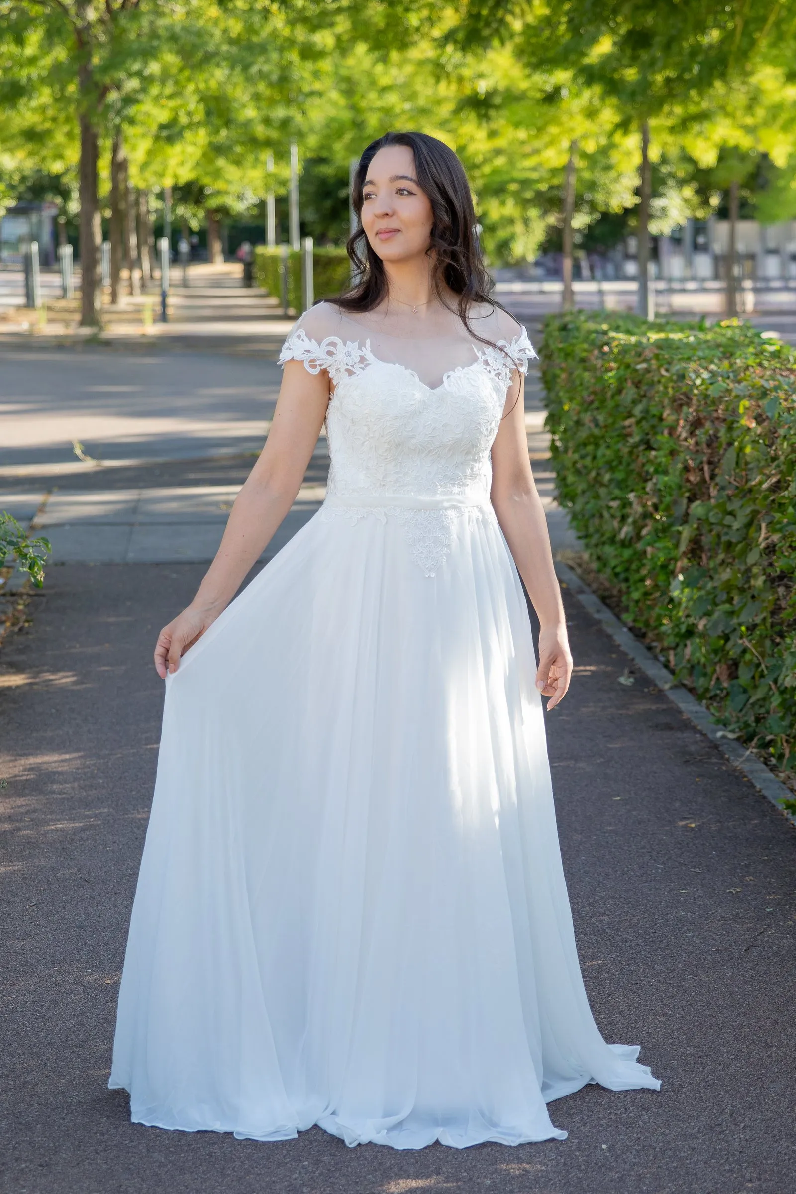 Robe de mariée bustier en dentelle illusion, vue de face, essayage en extérieur