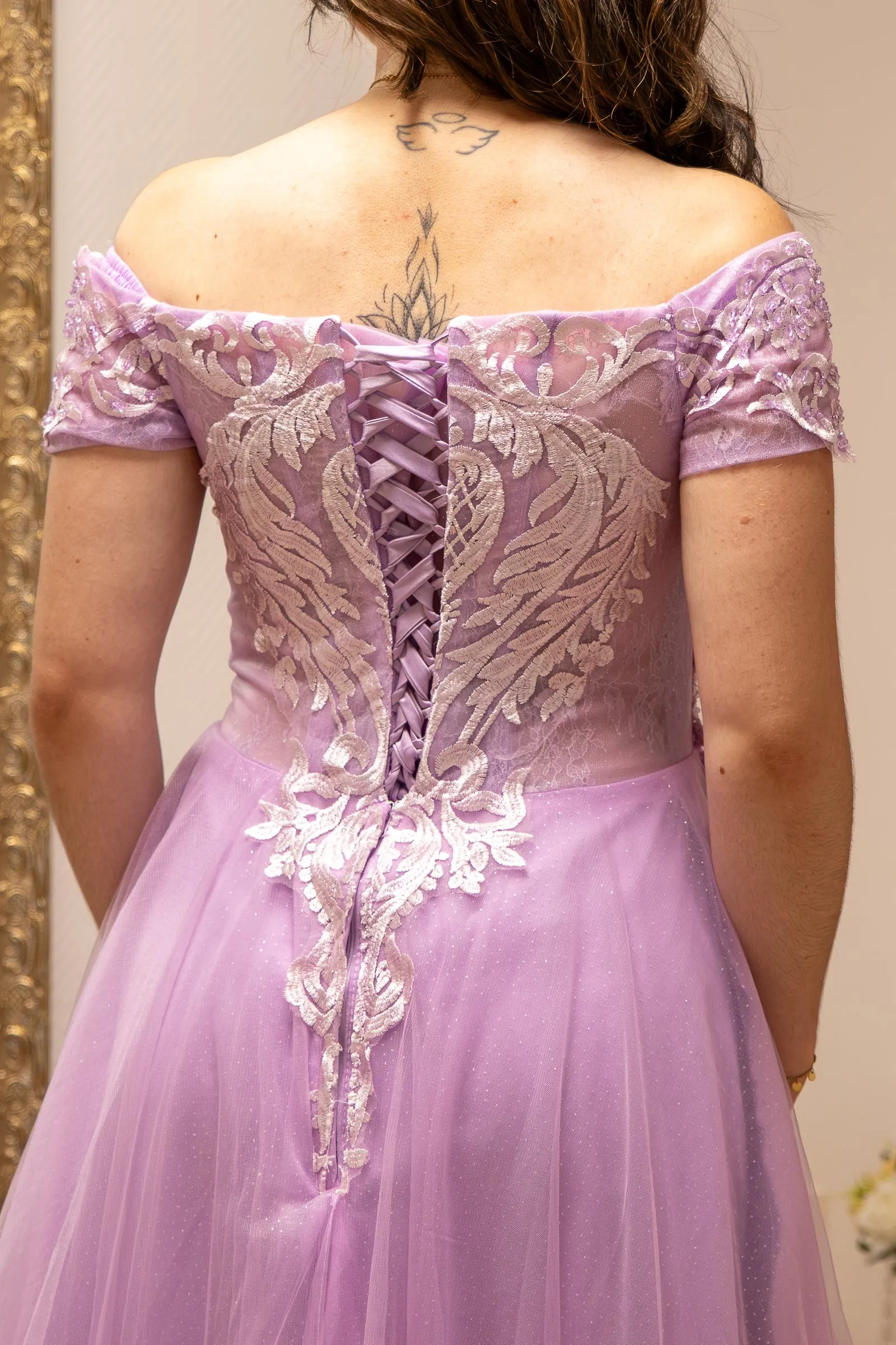Robe de cérémonie mauve en tulle, détail du laçage et de la dentelle dans le dos
