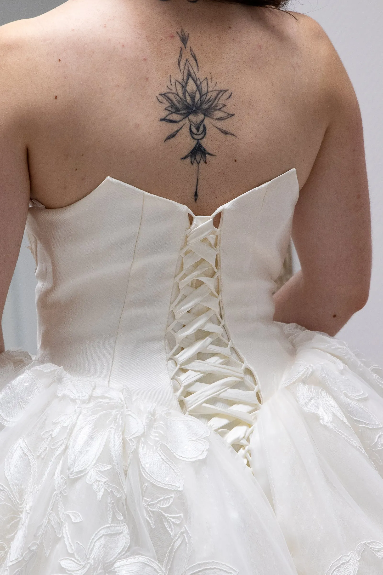 Robe de mariée princesse, détail du laçage du corset dans le dos