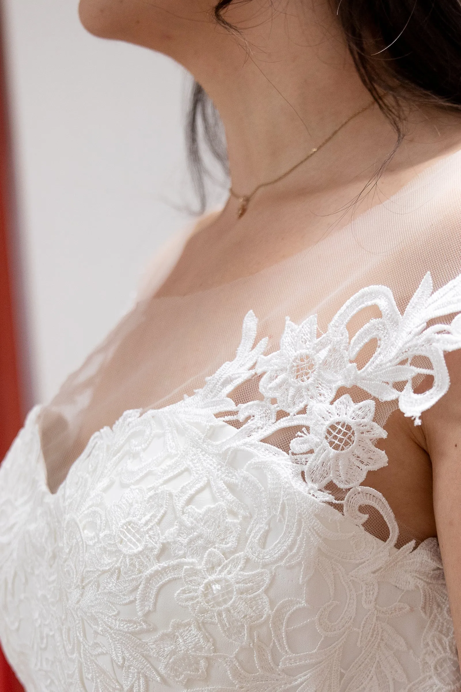 Robe de mariée sirène en dentelle, détail de la dentelle brodée sur l’épaule dénudée