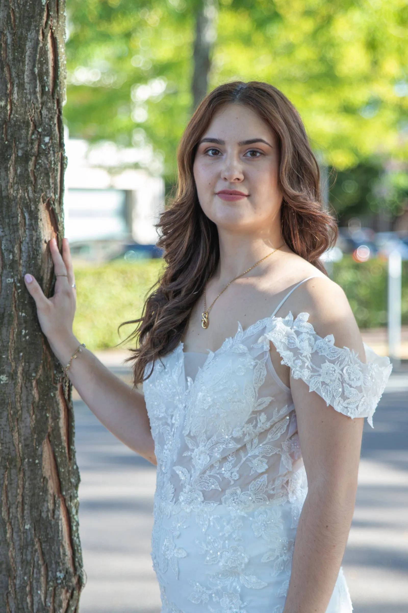Robe de mariée sirène en dentelle, portrait en extérieur près d’un arbre