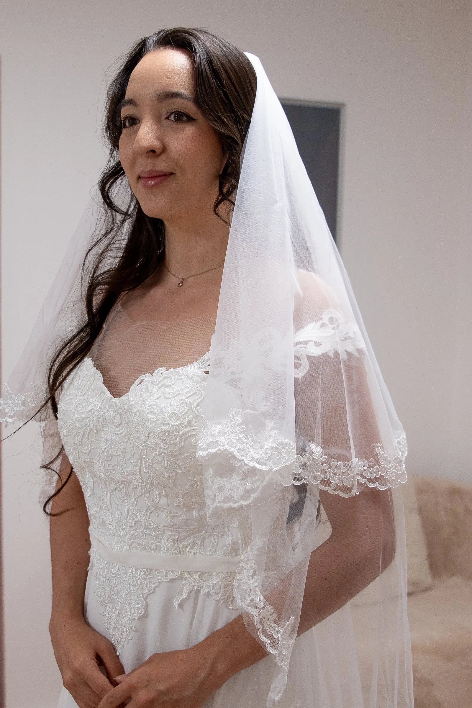 Robe de mariée sirène en dentelle avec voile en dentelle, portrait en intérieur