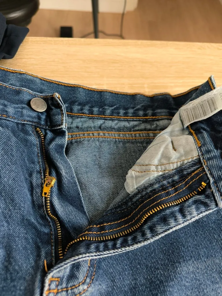 Gros plan sur un jean avec une fermeture éclair neuve remplacée par LM Couture