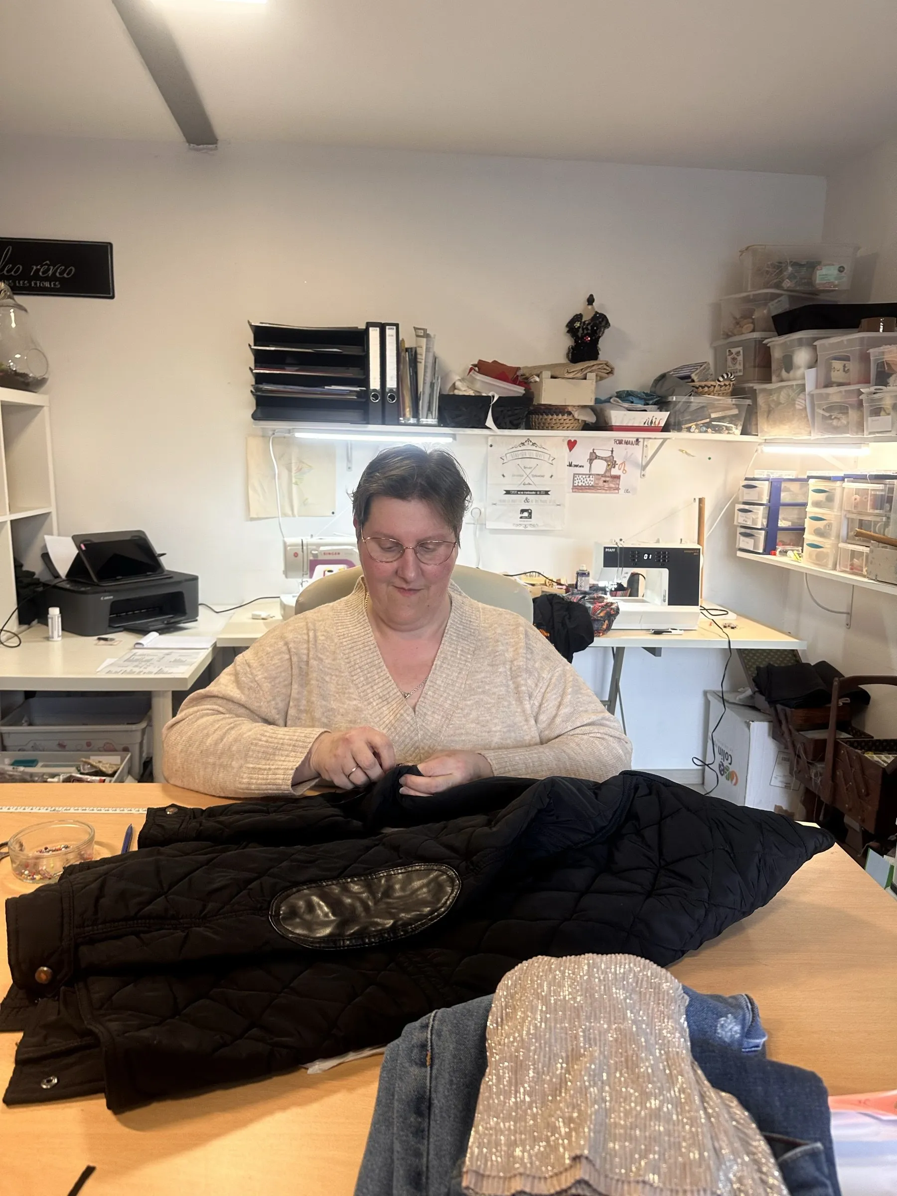 Emmanuelle, couturière de LM Couture, en plein travail de retouche dans son atelier